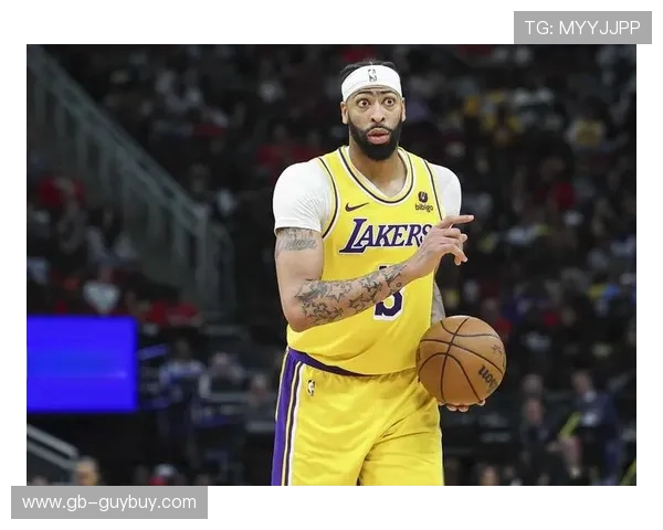 里夫斯精准助攻戴维斯飞身暴扣点燃全场激情